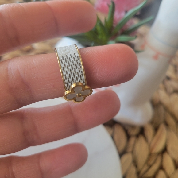 Ring - Picture 2 of 3